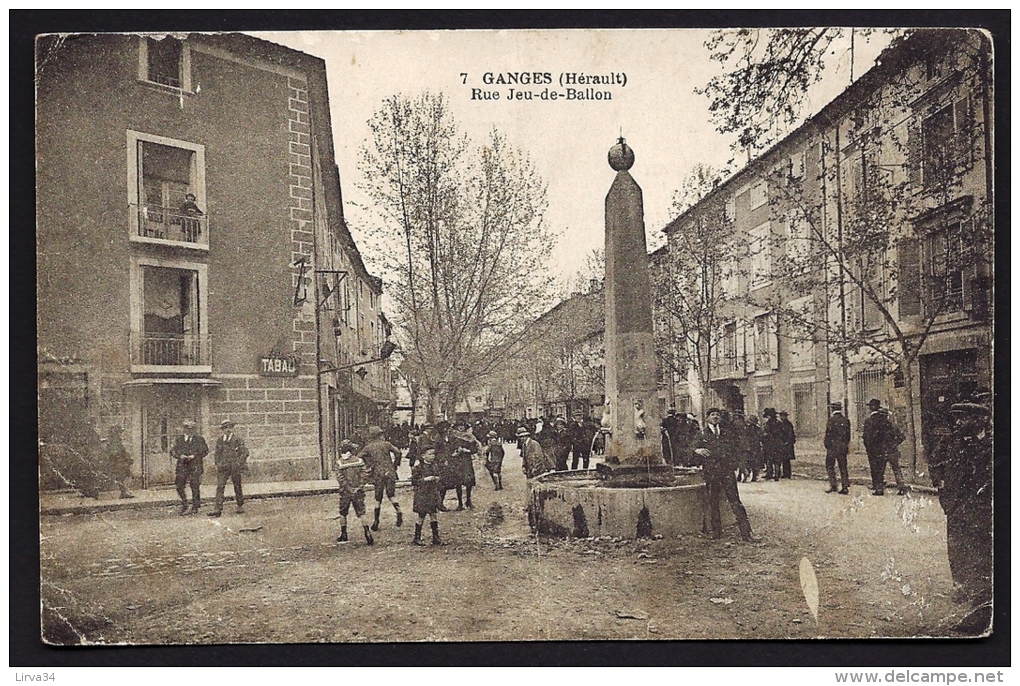 CPA ANCIENNE- FRANCE- GANGES (34)- RUE JEU DU BALLON EN HIVER- TRES BELLE ANIMATION GROS PLAN- LA FONTAINE-ABREUVOIR- - Ganges