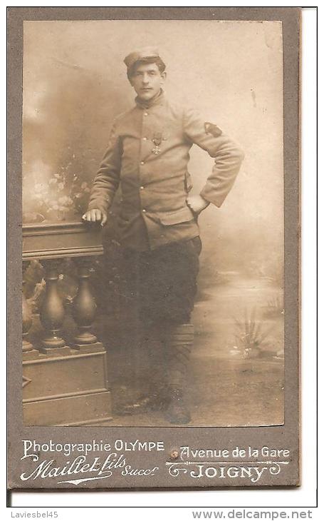 JEUNE SOLDAT – Photographie Olympe MAILLET FILS à JOIGNY Photo Format 8,8 X 5 ?8 Cm SUR CARTON Format 10,5 X 6,5 Cm - Guerre, Militaire