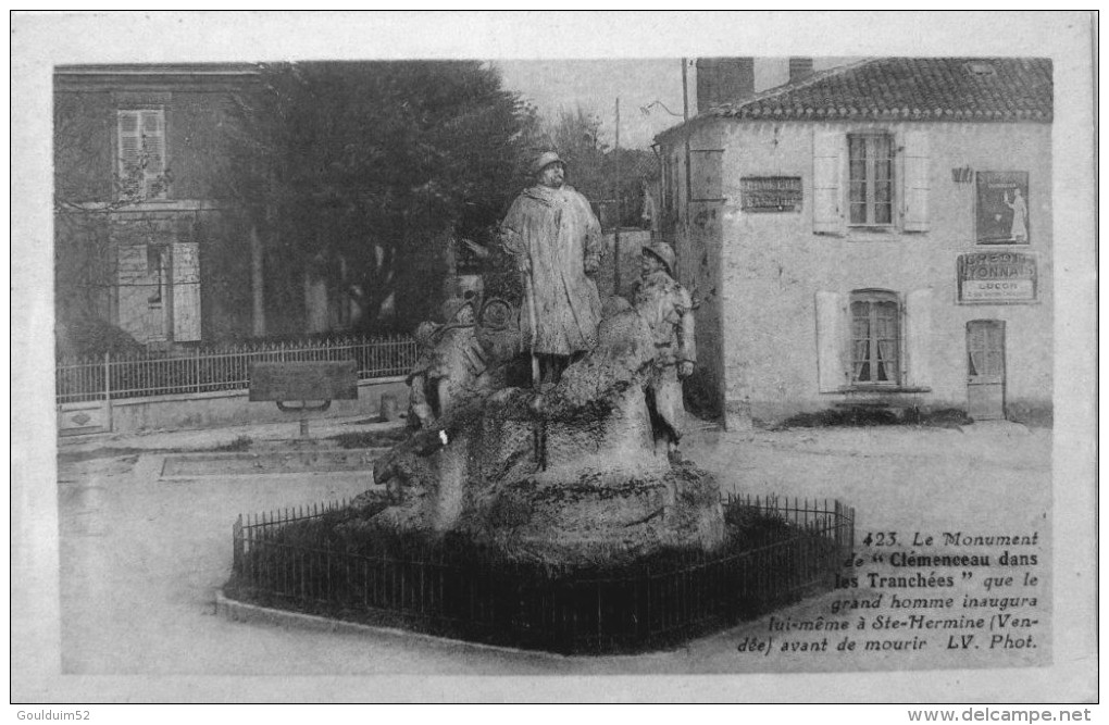 Le Monument De Clémenceau Dans Les Tranchées - Sainte Hermine