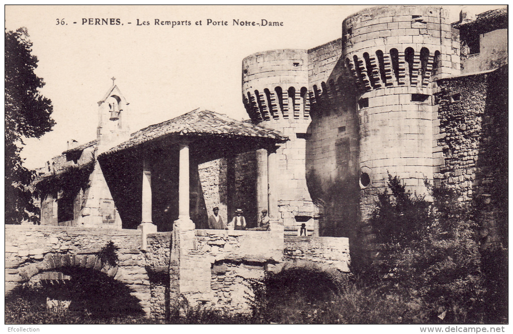 84 PERNES LES FONTAINES Vaucluse Les Remparts Et Port Notre Dame Historique Prés La Roque St Didier Montreux Carpentras - Pernes Les Fontaines