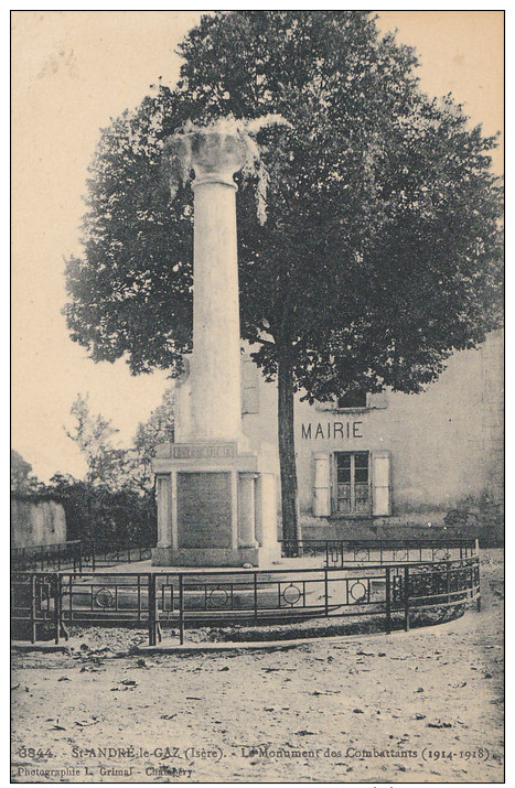 38 SAINT ANDRE LE GAZ  Coin Du VILLAGE  MAIRIE Et MONUMENT Aux MORTS - Saint-André-le-Gaz