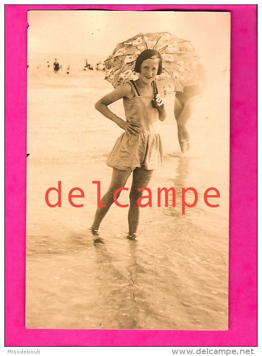 Carte Photo Fillette, Ombrelle Et Tenue De Bain Au Bord De Mer 1927-Girl, Parasol And Holding Of Bath At The Edge Of Sea - Moda