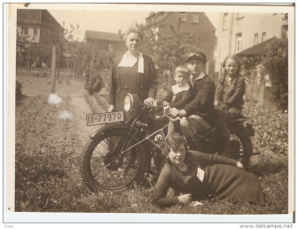 La Famille Pose Près D'une Vieille  Moto (Imperia?)  Fanion Croix Gammée Photo 11x8  Ww2 2WK - Autres & Non Classés