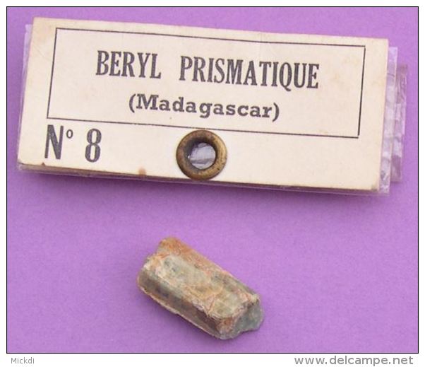 BERYL PRISMATIQUE MADAGASCAR - POIDS ENVIRON 5 Gr - Longueur 2,5 Cm - Minerals