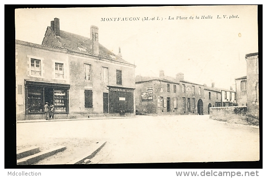 49 MONTFAUCON / La Place De La Halle / - Montfaucon