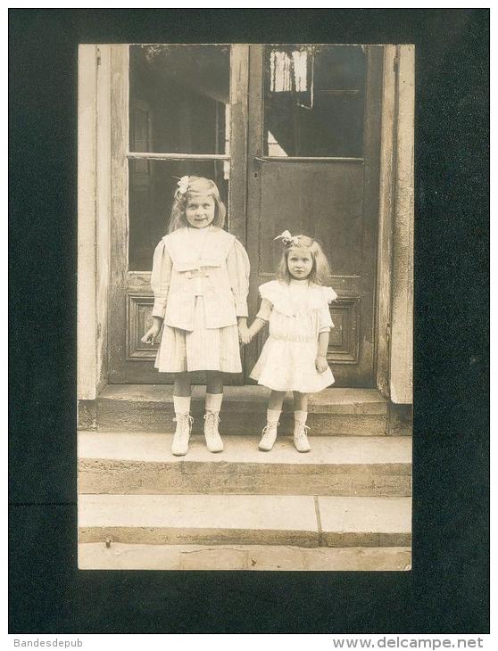 Carte Photo à Situer à Paris ( Probablement Au 10 Rue Des Solitaires 19è Arr. Fillettes Devant La Porte D'entrée - Arrondissement: 19