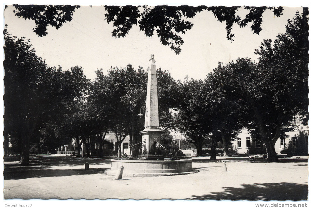 VAR 83 AUPS   FONTAINE MONUMENTALE ET LE COURS - Aups