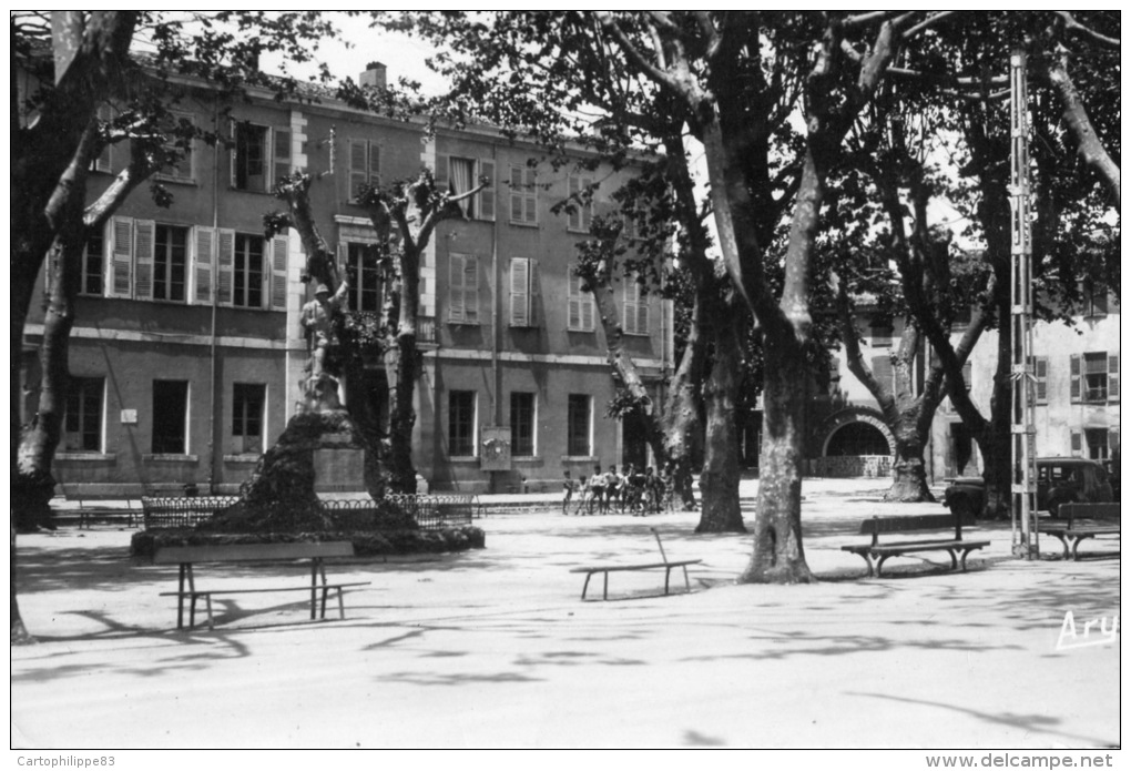 VAR 83 AUPS Le Cours Et La MAIRIE MONUMENT AUX MORTS - Aups