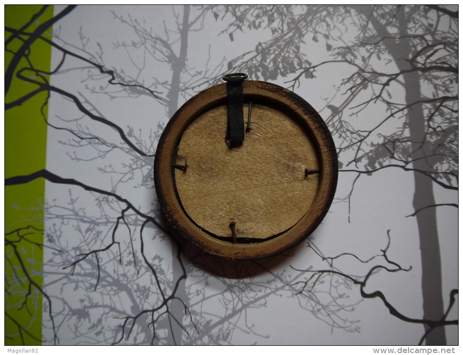 ANCIEN CADRE. SIGNEE MEAL. Représentant Une Scène Typiquement Alsacienne.Décor Sur Bois. Découpis. CIGOGNE. - Boîtes/Coffrets