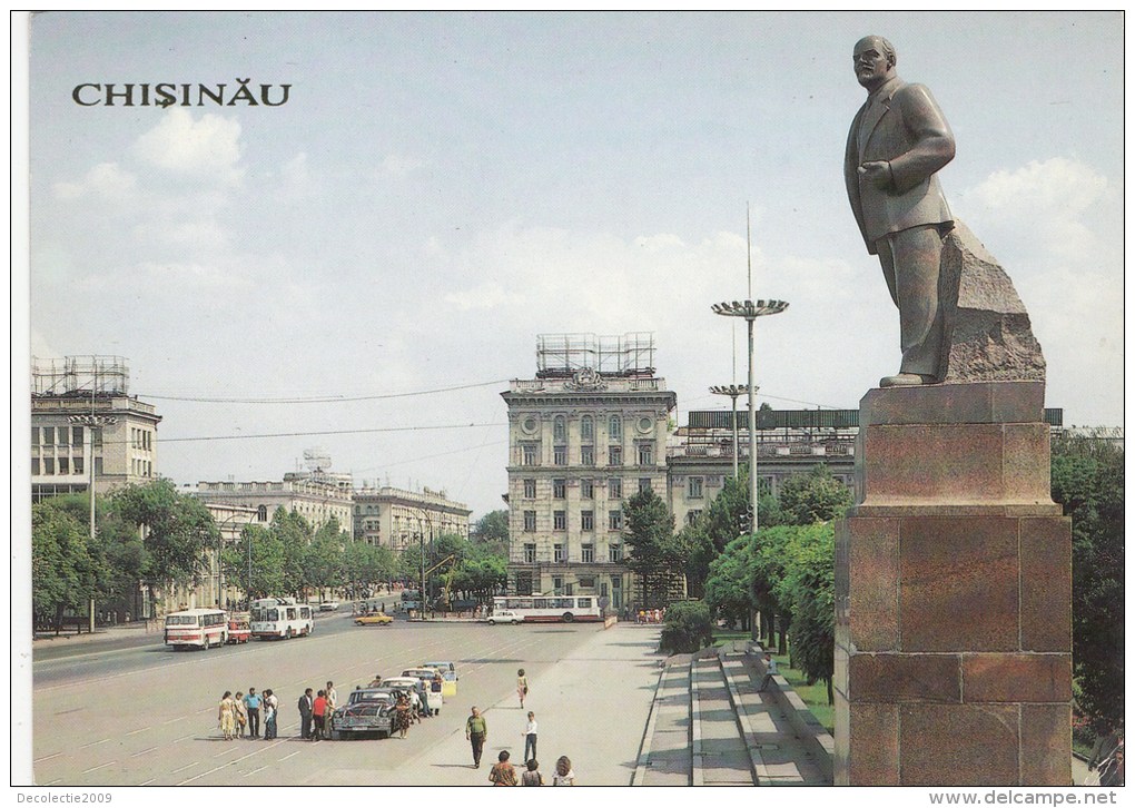 ZS46123 Monument To V I Lenin In Victory Square  Chisinau    2 Scans - Moldavië