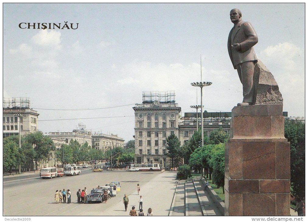 ZS46124 Monument To V I Lenin In Victory Square  Chisinau    2 Scans - Moldavië