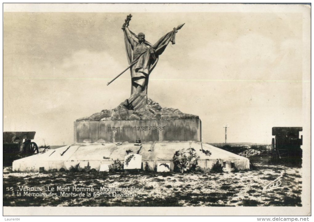 (379M) Very Old Postcard / Carte Très Ancienne - France - Verdun - 69 Division Soldiers Monument - Monumentos A Los Caídos