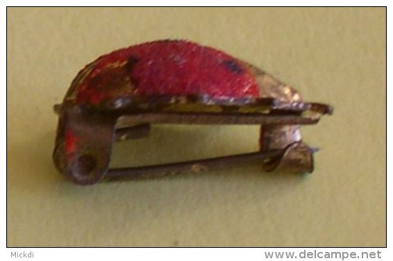 ANCIENNE PETITE BROCHE COCCINELLE - LONGUEUR : 1,6 Cm - METAL - Autres & Non Classés