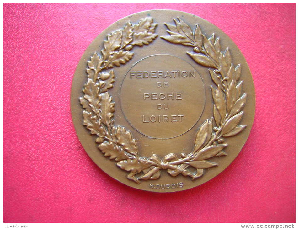 MEDAILLE BRONZE SIGNEE H DUBOIS  67 GRAMMES REPUBLIQUE FRANCAISE FEDERATION DE PECHE DU LOIRET - Professionnels / De Société