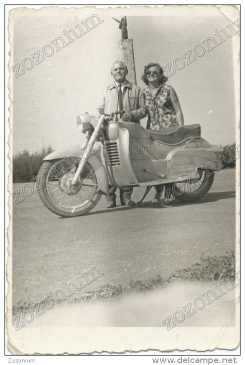 VESPA Scooter ,on The Road  - Vintage Old Photo Photograph - Cyclisme