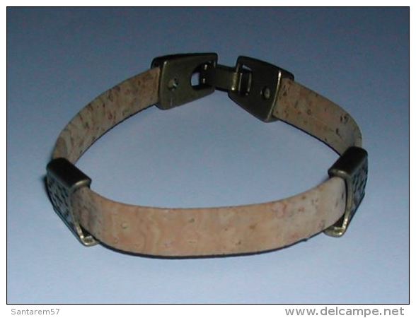 Bracelet En Liège Avec Fermoir Et Décorations En Métal. - Bracciali