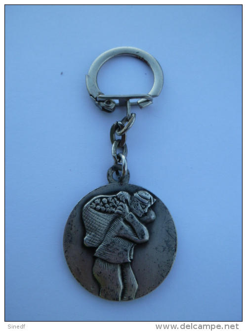 SOLESMES SABLE SUR SARTHE   Porte Clef  A. SALESKY  Charbons Mazout Bieres Charbonnier Publicite - Key-rings