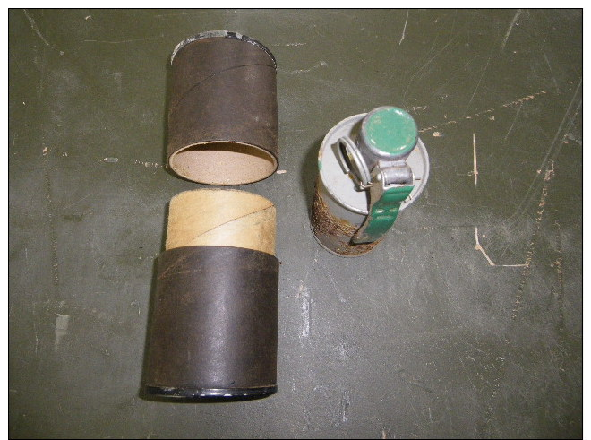 Grenade Fumigène Signal De Piste Verte Avec Son Conteneur Daté 55 (assez Rare) - Ausrüstung