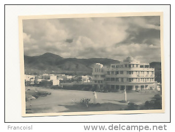 Burundi. Usumbura. Gevaert.  Dernier Bâtiment Vers Le Haut De La Grand Rue. - Burundi