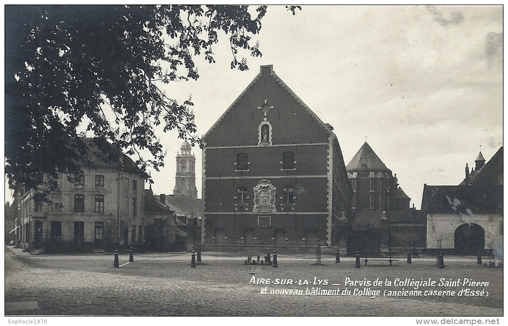 NORD PAS DE CALAIS - 62 - PAS DE CALAIS - CPSM - AIRE SUR LA LYS -  Parvis Collégiale Saint Pierre - Ancienne Caserne - Aire Sur La Lys