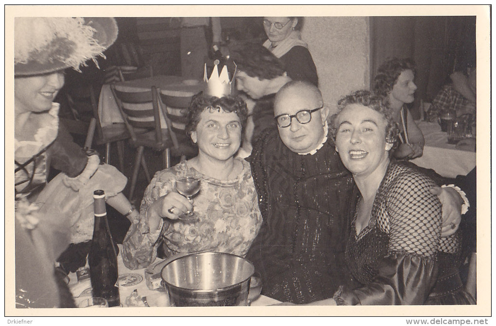 Karneval, Fasching, Fröhliche Gruppe Mit Königin Hinterm Sektkübel, Sektkühler, Foto-AK Um 1955 - Anonyme Personen