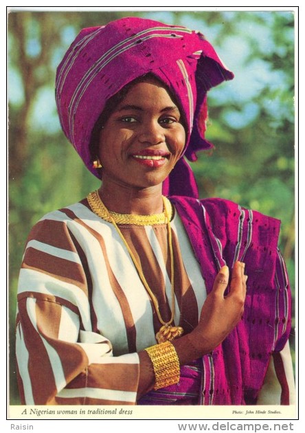 A Nigerian Woman In Traditional Dress  Jeune Femme En Costume Traditionnel  TBE - Nigeria