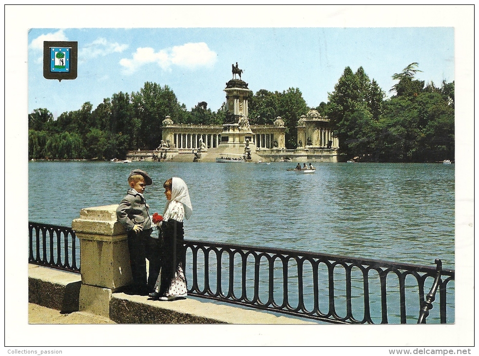 Cp, Espagne, Madrid, Etang Du Retiro Et Couple Typique - Madrid