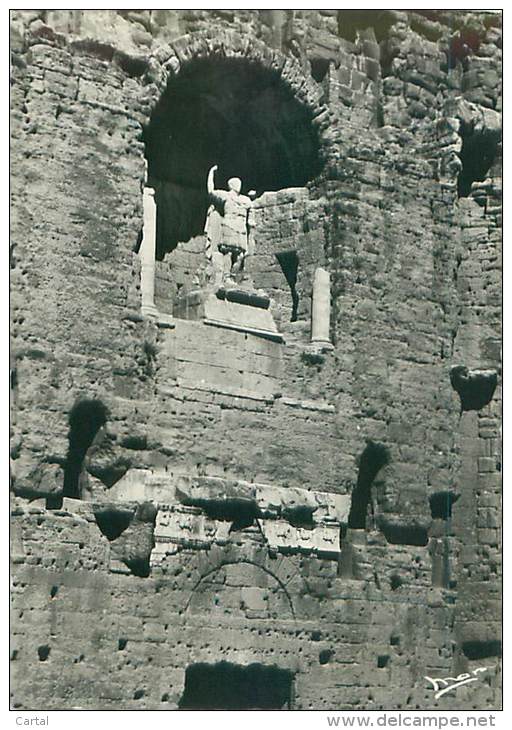 CPM - 84 - ORANGE - Le Théâtre Romain - Intérieur - Empereur Auguste (Coll. Arnaud, 8735) - Orange