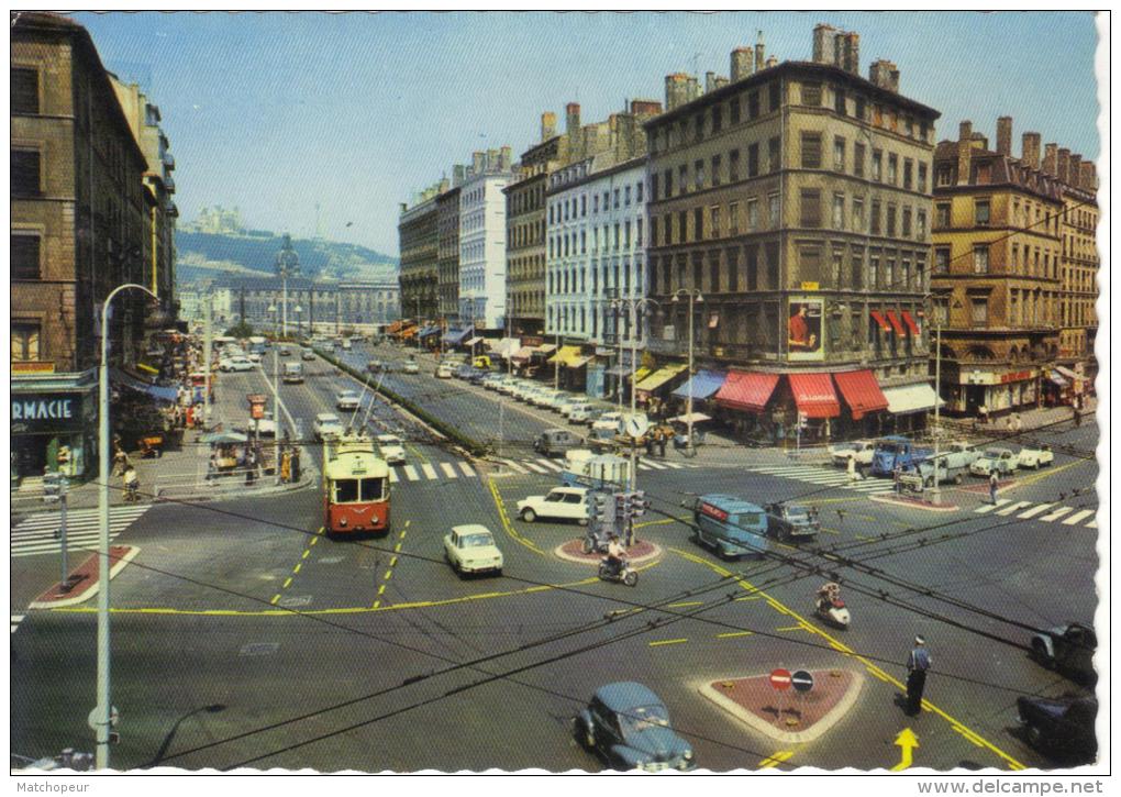 LYON -69- LA PLACE GABRIEL PERI DANS LE FOND LA COLLINE DE FOURVIERE - Autres & Non Classés