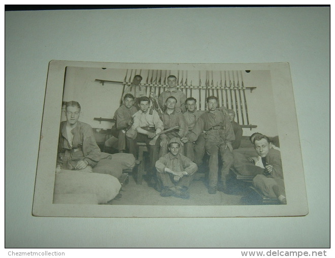 CPA PHOTO POSTCARD MILITAIRE ENSEMBLE DE SOLDATS VARIN BOULEVARD CASTELLANE SATHONAY CAMP 1987 - Personen