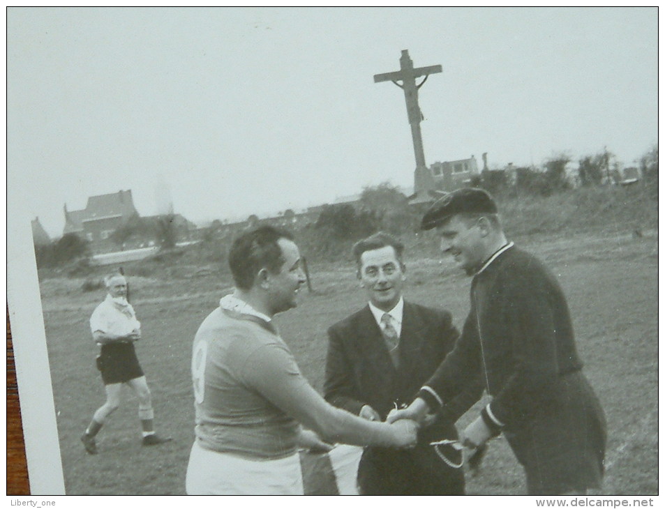 Voetbal Vlaggetjeswissel (?) - ( Te Identificeren ) Anno 19?? ( Voor Details Zie Foto ) ! - Sporten