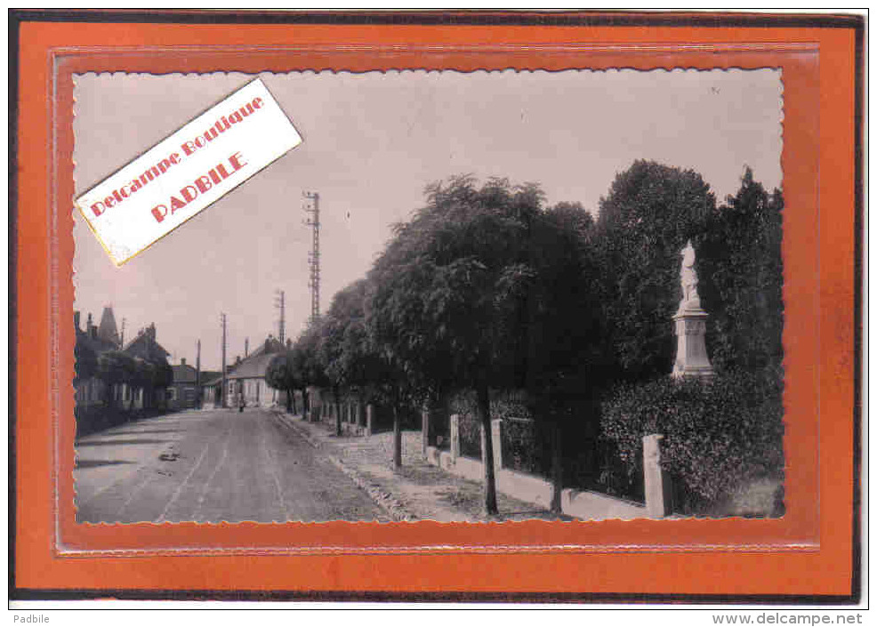 Carte Postale 80. Bray-sur-somme  Avenue Aristide Briand  Le Monument Trés Beau Plan - Bray Sur Somme