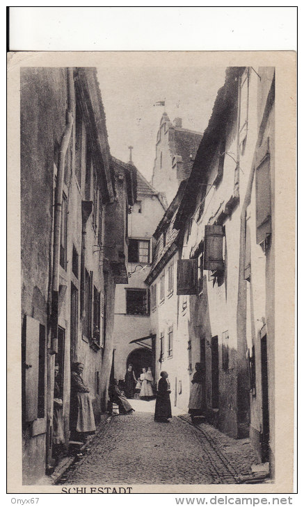 SCHLETTSTADT-SELESTAT (Bas-Rhin) Femmes Dans Vieille Rue De La Ville - VOIR 2 SCANS - - Selestat