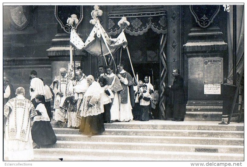 Carte Photo    Religion  Sortie D'Eglise - Sur L'affiche: Congrès Eucharistique  Diocèse De Paris  (dos Vierge) - A Identifier