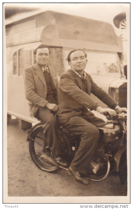 ¤¤  -  Carte Photo Non Située  -  Deux Hommes Sur Une Moto " Peugeot " - Ancêtre Du Camping-Car ??  -  ¤¤ - Motorbikes