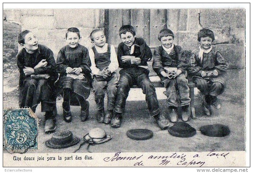 Enfants  Groupe D'enfants Assis Sur Un Banc - Groepen Kinderen En Familie