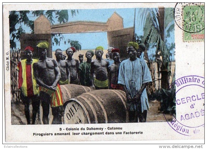 Afrique Noire  Dahomey - Bénin :  Cotonou  Piroguiers  Amenant Leur Chargement Dans Une Factorerie  (voir Scan) - Dahomey