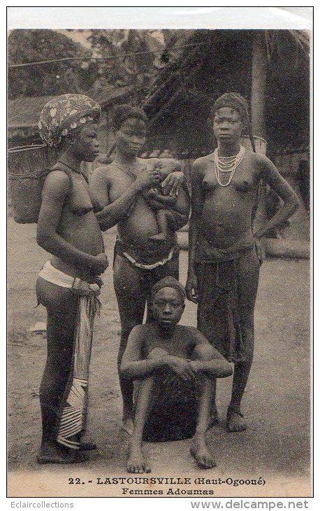 Afrique  Noire     Gabon   Lastoursville ( Haut Ogooué) Femmes Adoumas Seins  Nus   ( Voir Scan) - Gabun