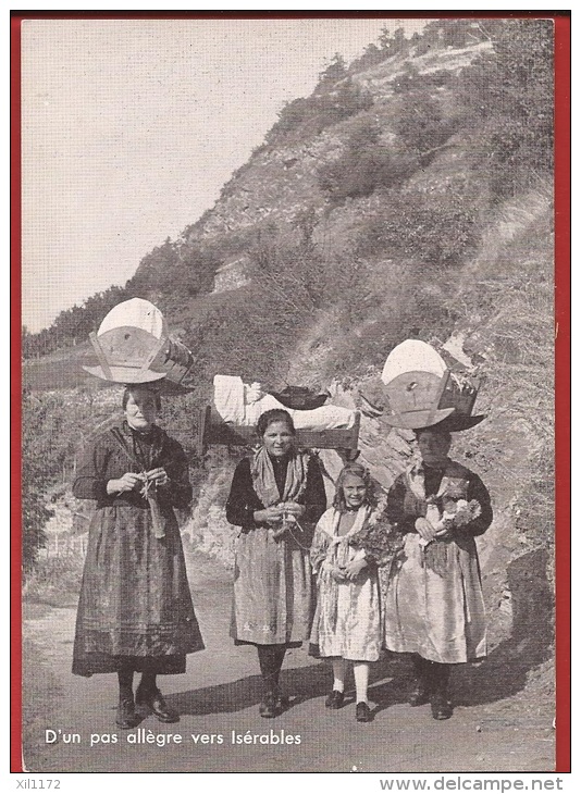 Z0457 D'un Pas Allègre Vers Isérables, Femmes Avec Berceau Et Costume. Non Circulé. Carte-Photo - Isérables