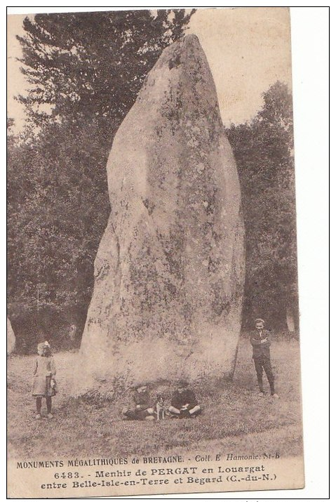 22  ( Monuments Mégalithiques De BRETAGNE )  Enfants Devant Le MENHIR De PERGAT En LOUARGAT - Andere & Zonder Classificatie