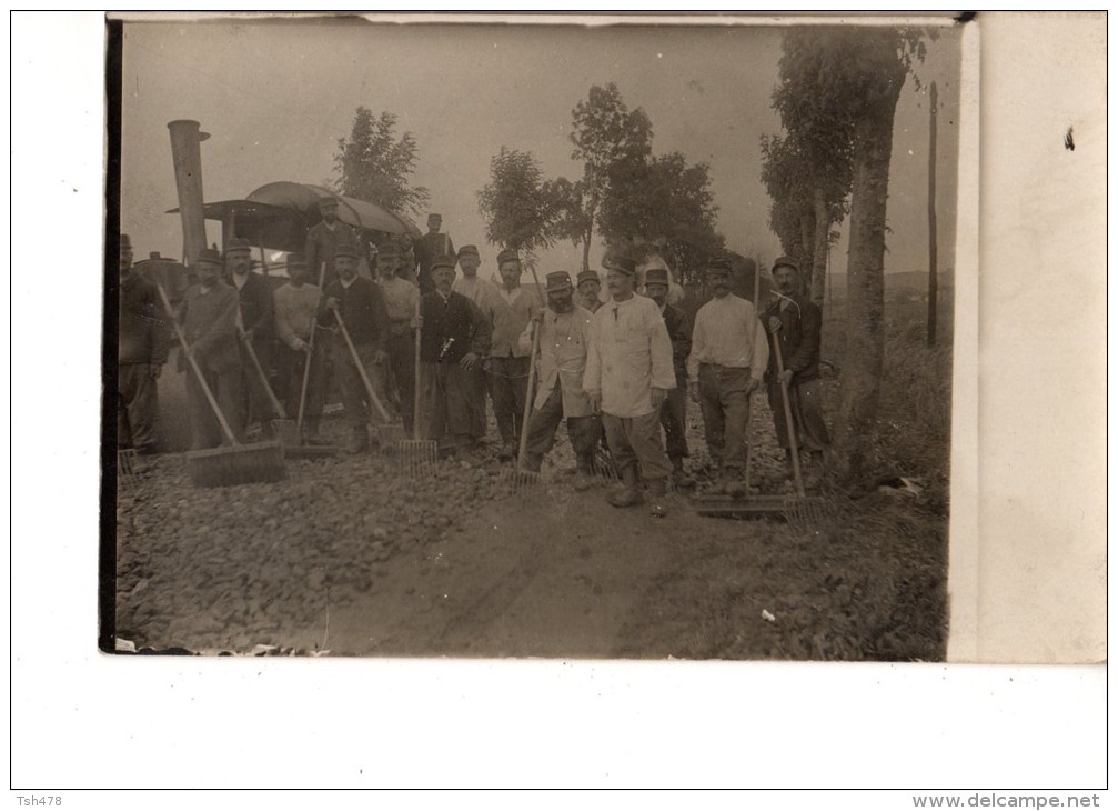 CARTE PHOTO-----CONSTRUTION D UNE ROUTE--(machine + Outils)---voir  2 Scans - Matériel