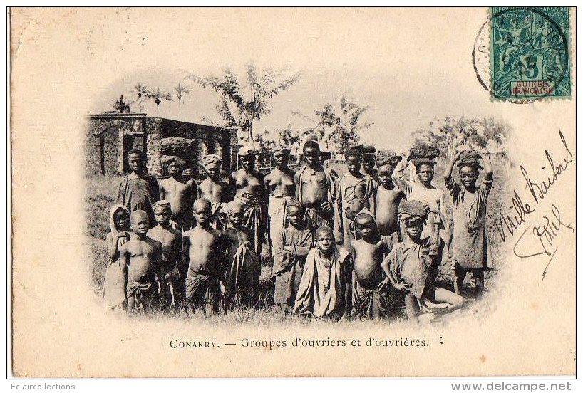 Afrique  Guinée   Conakry   Groupe D'ouvrières  Seins Nus Et Ouvriers - Guinea