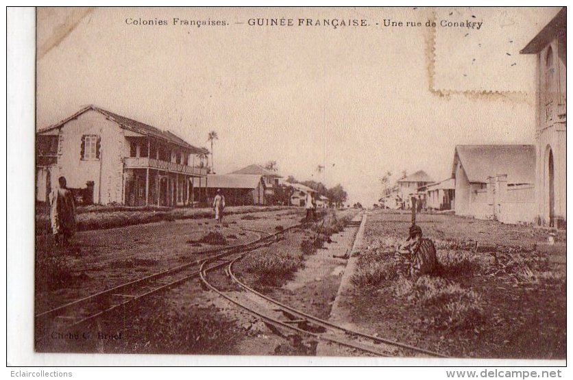 Afrique  Guinée     Conakry  Une Rue  ( Voir Scan. Carte Ramollie) - Guinea