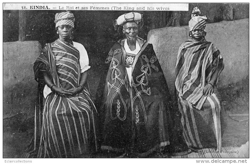 Afrique  Guinée    Kindia  Le Roi Et Ses Femmes    ( Voir Scan.) - Guinée