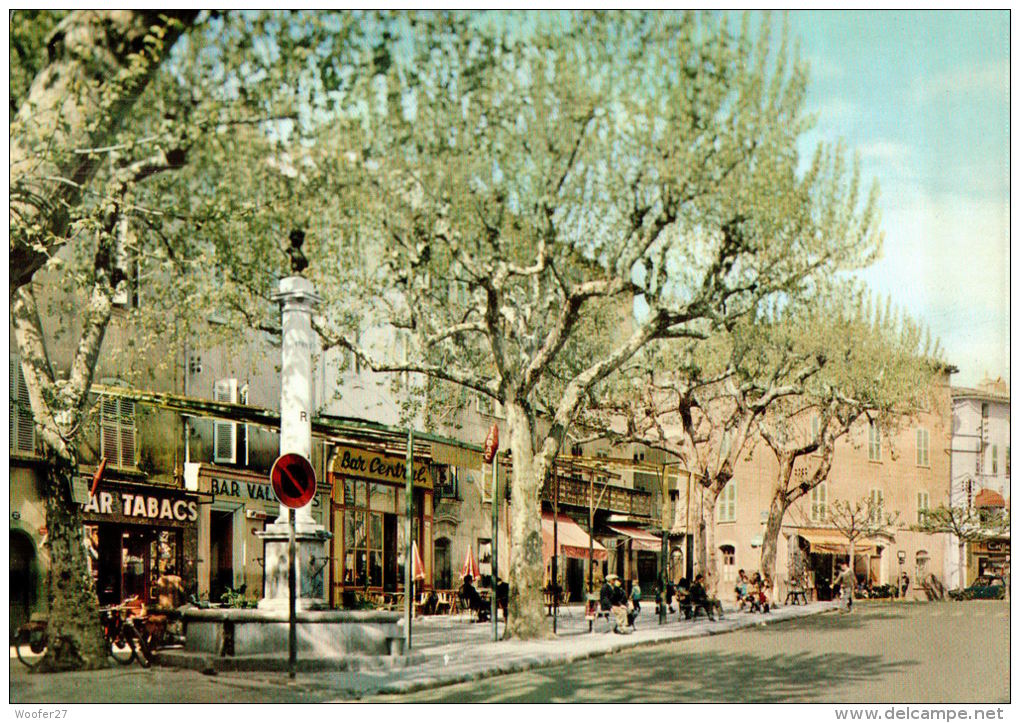 CPM   LA VALETTE DU VAR  Place Carnot Avec Ses Bars - La Valette Du Var