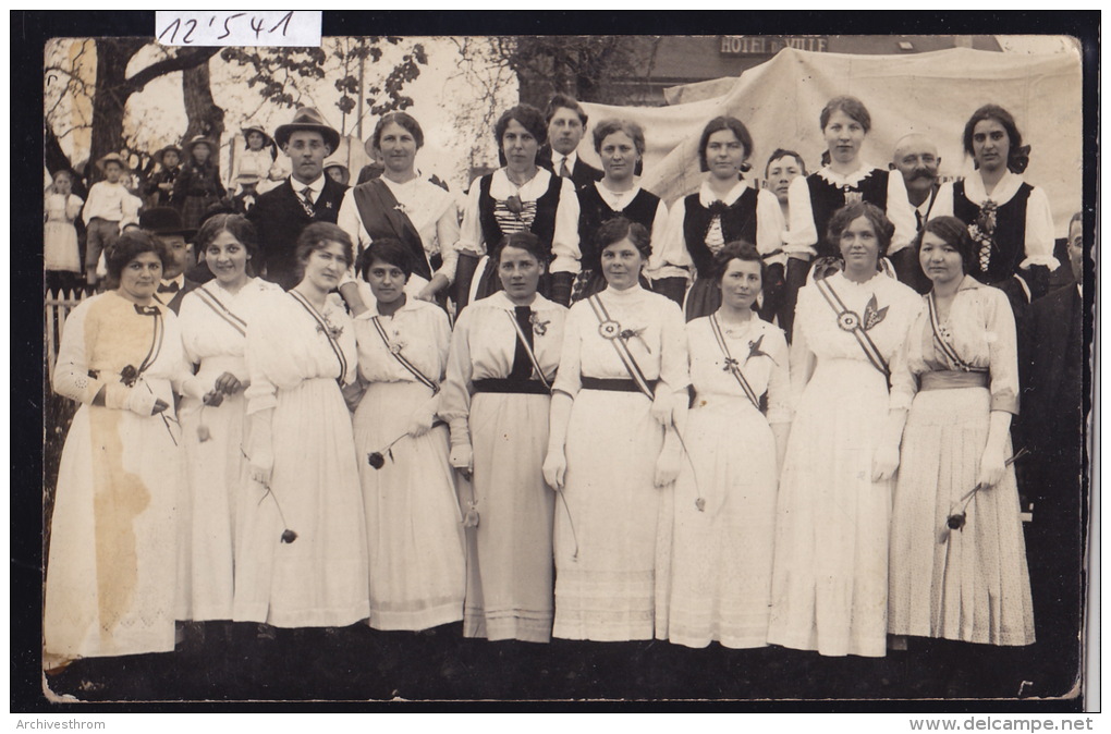 Chœurs Féminins Devant L'Hôtel De Ville (vers Luins - Bursins - Gilly - Vinzel ? Vaud ) Ca 1925 (12´541) - Bursins