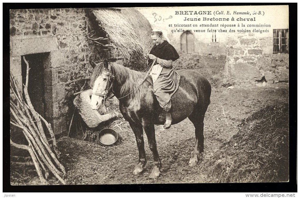 Cpa Bretagne Jeune Bretonne à Cheval Tricatant En Attendant Réponse Chez Des Voisins éloignés   6ao28 - Bretagne