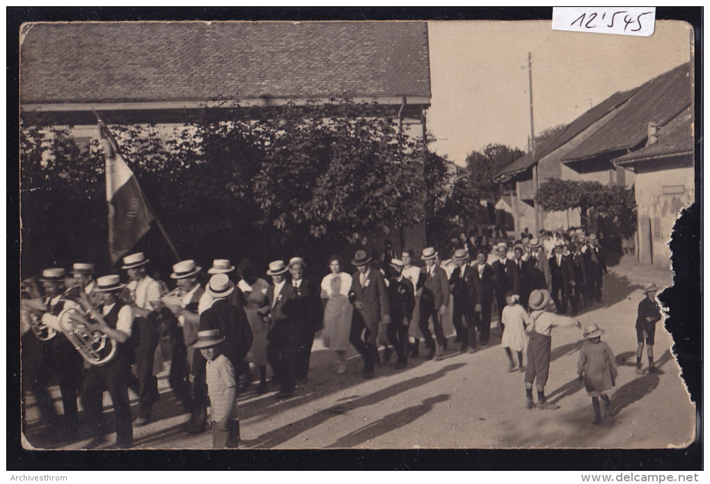 Défilé D´une Fanfare, Cortège Couples Dans Un Village (Vaud, Bursins Gilly ? ) Années 20 : Bord Dt Rongé (scan) (12´545) - Bursins