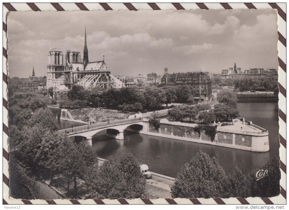 3AD1258 PARIS SQUARE DE L´ARCHEVECHE ET NOTRE DAME  2 SCANS - Notre Dame De Paris