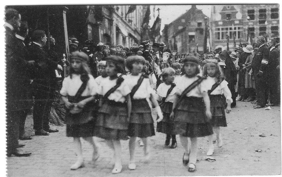 Aerschot    Ereparade Op De Grote Markt - Aarschot